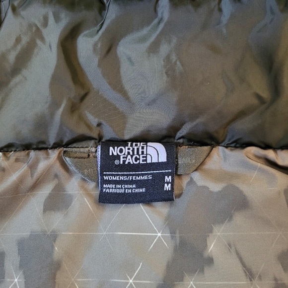 The North Face Green hooded Puffer Vest EUC! Size Medium fits like a Small - Picture 6 of 10